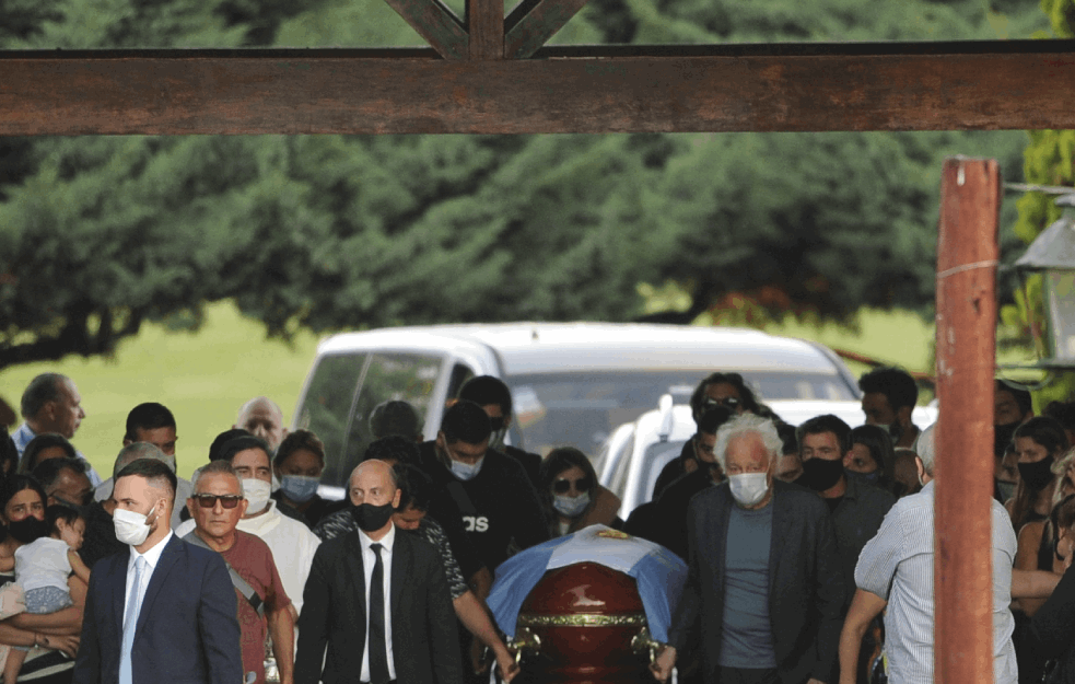 <span style='color:red;'><b>POSLEDNJE ZBOGOM</b></span>: Maradona SAHRANJEN na INTIMNOJ CEREMONIJI u krugu porodice, fanovi ga ispratili uz povike 'Dijego živi u narodu' (FOTO)
